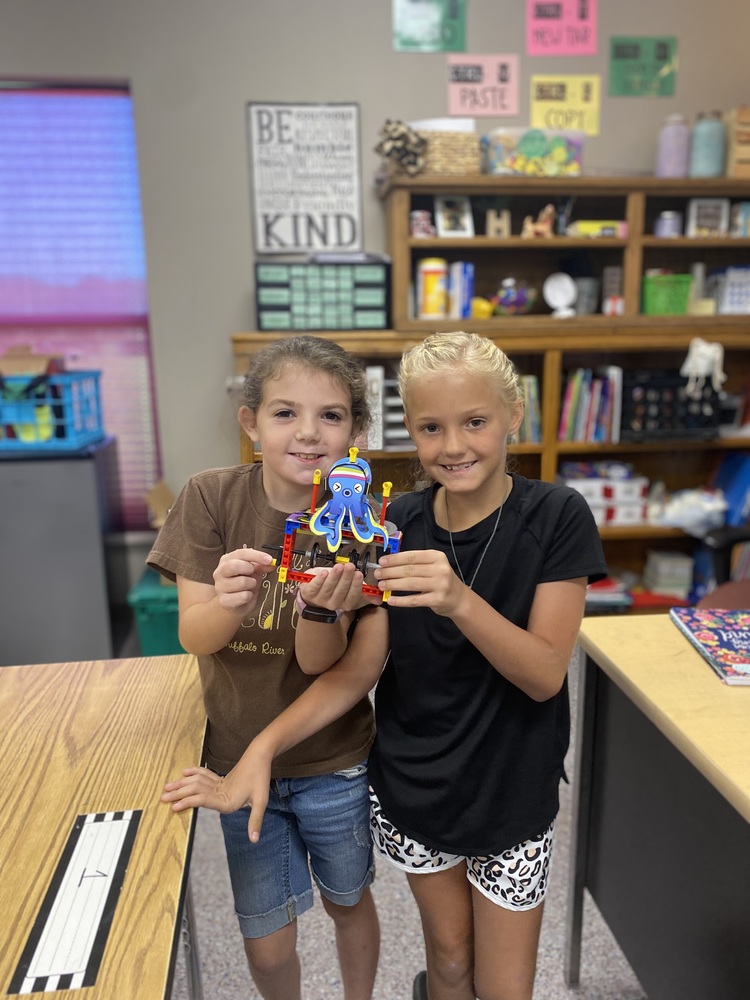 4th Grade students building Gear Bots!
